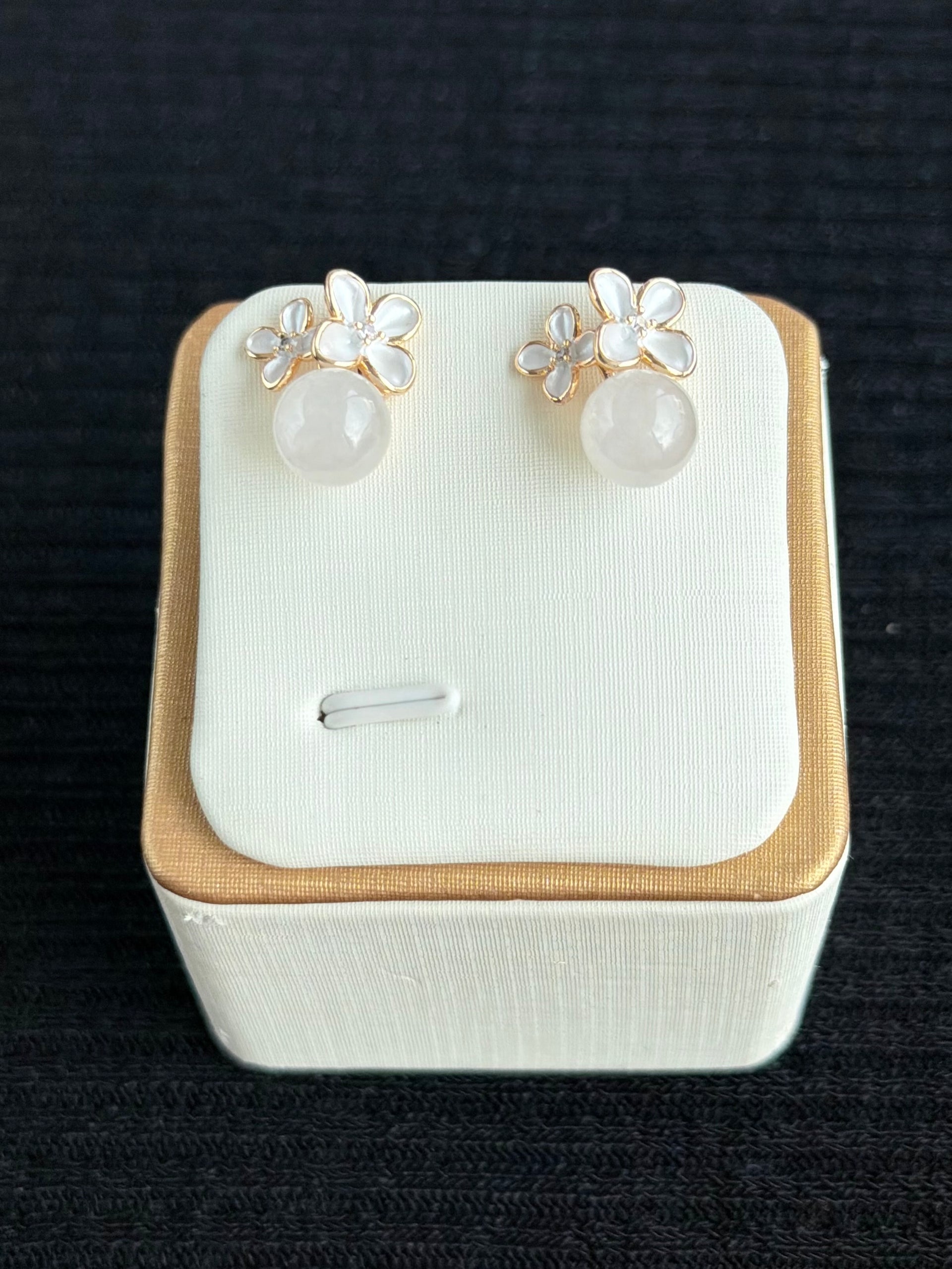 Moon-Kissed Bloom Earrings - Frost Dew 月吻花开 • 冰露