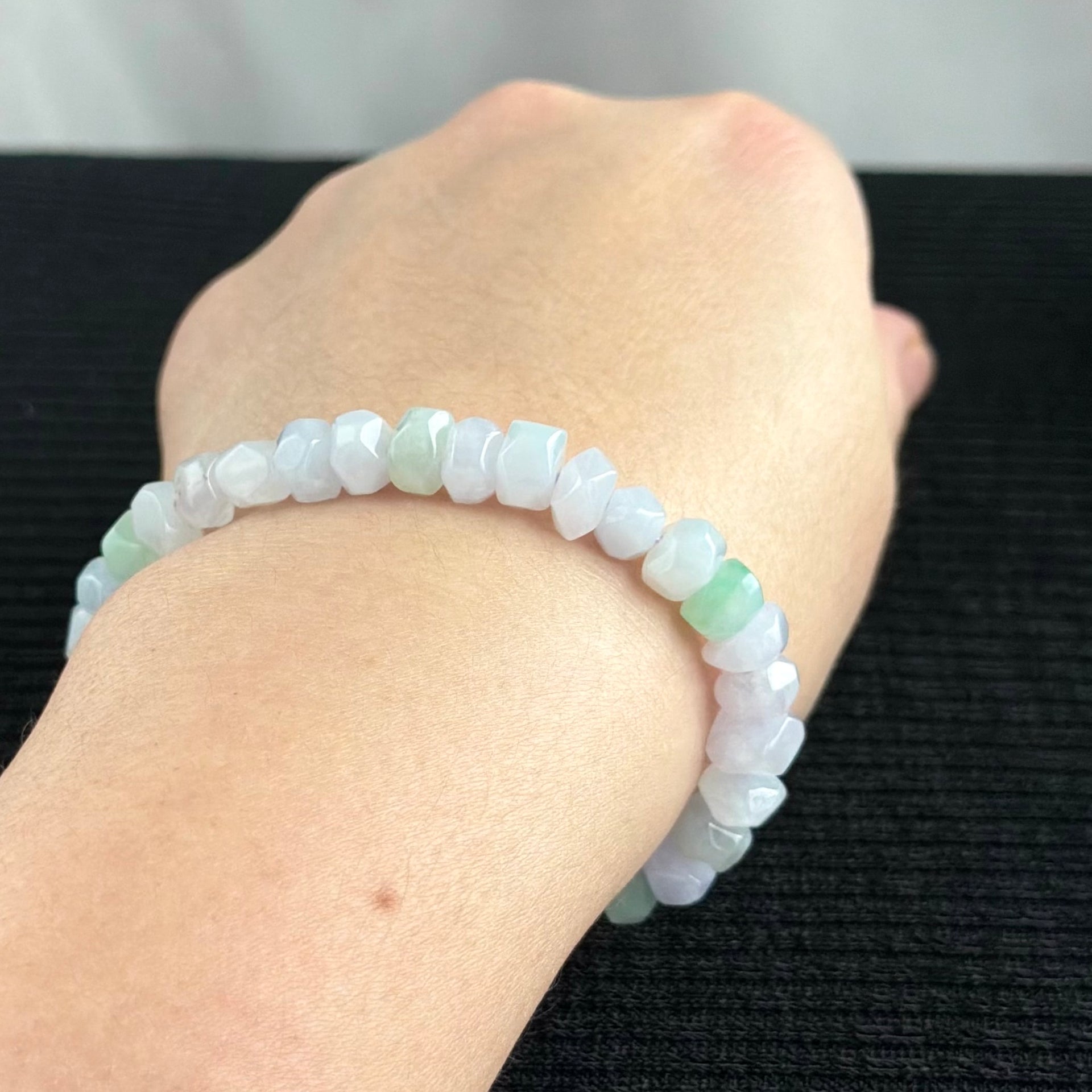 Pavilion Facets Diamond-Cut Jadeite Bracelet 玉亭菱采