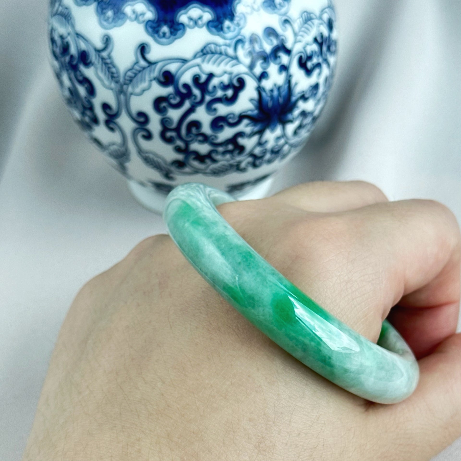 翠融初雪 Jade Meets First Snow Jadeite Bangle 55.4 mm