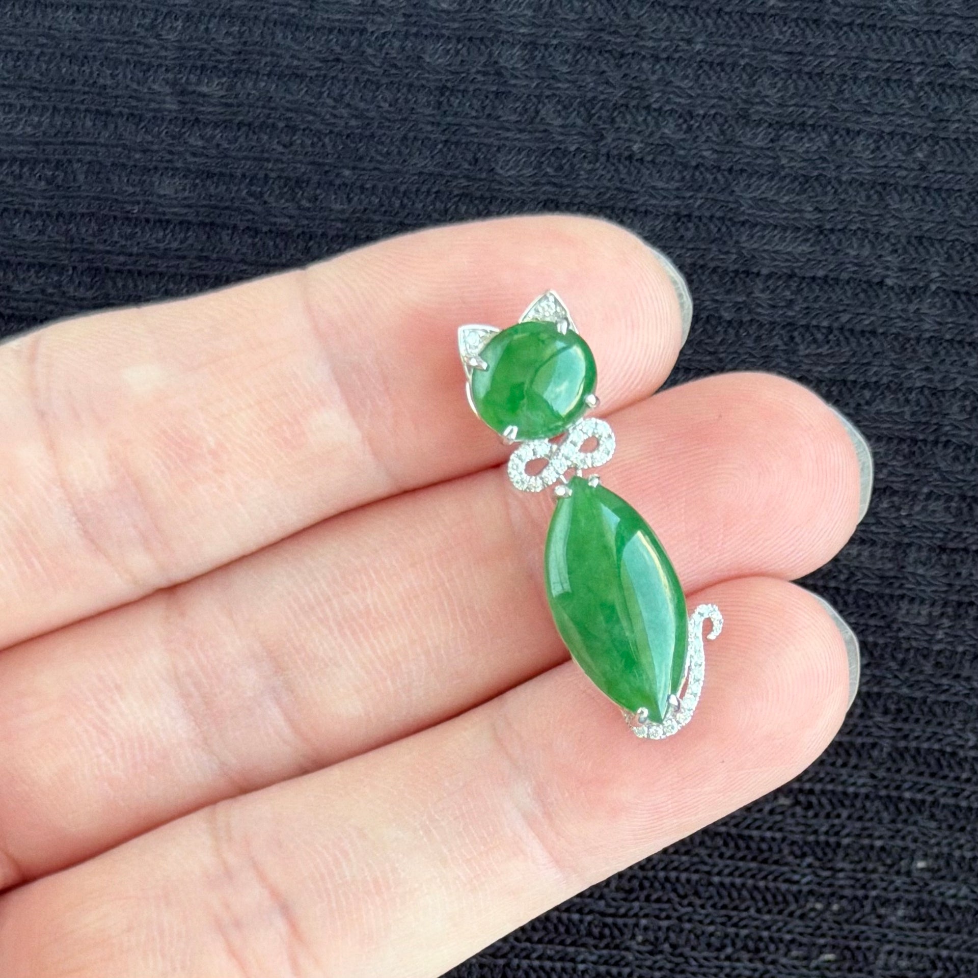 The Sovereign Feline Jadeite Pendant 灵猫衔翠