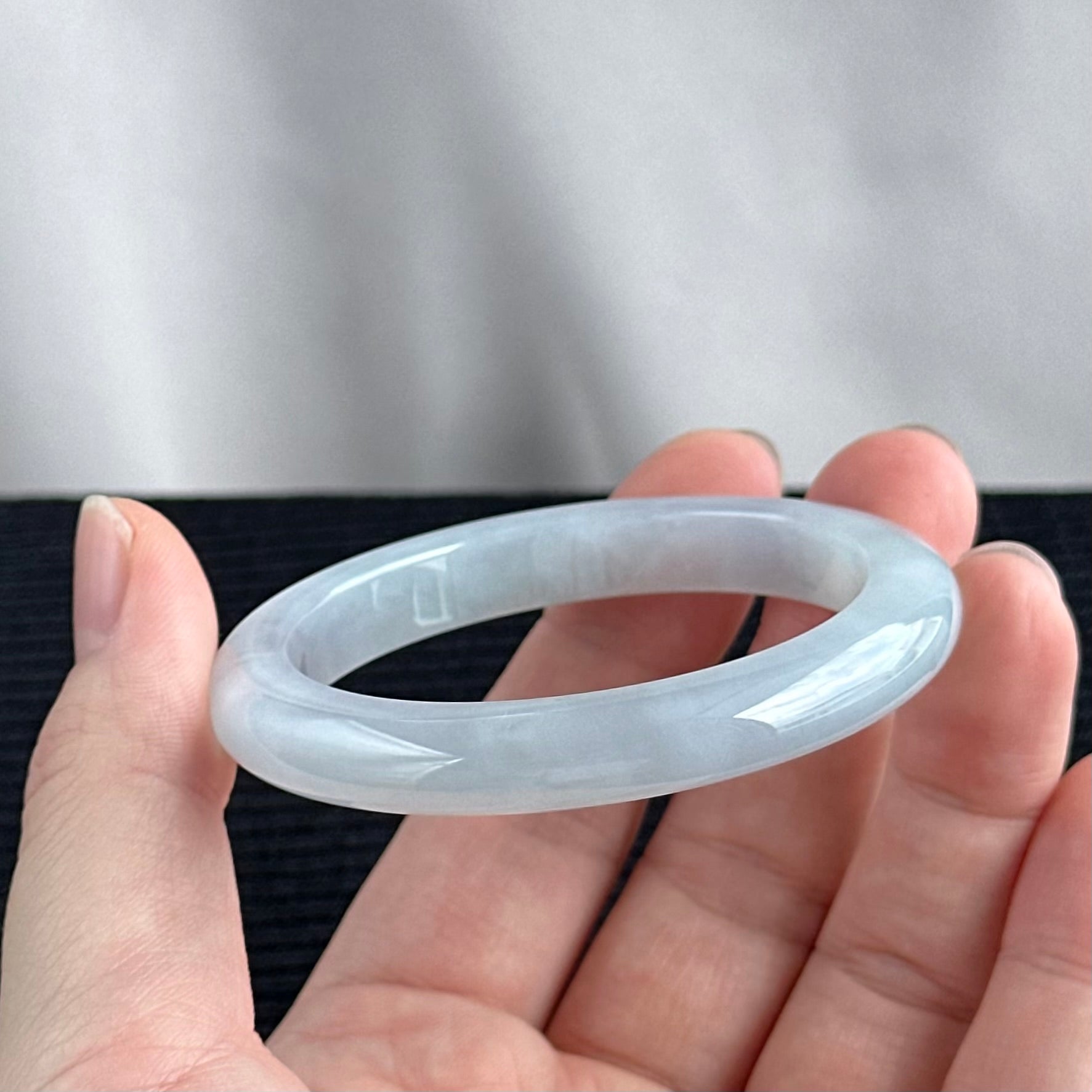 Moonlit Reverie Jadeite Bangle 52.0mm 月影清梦