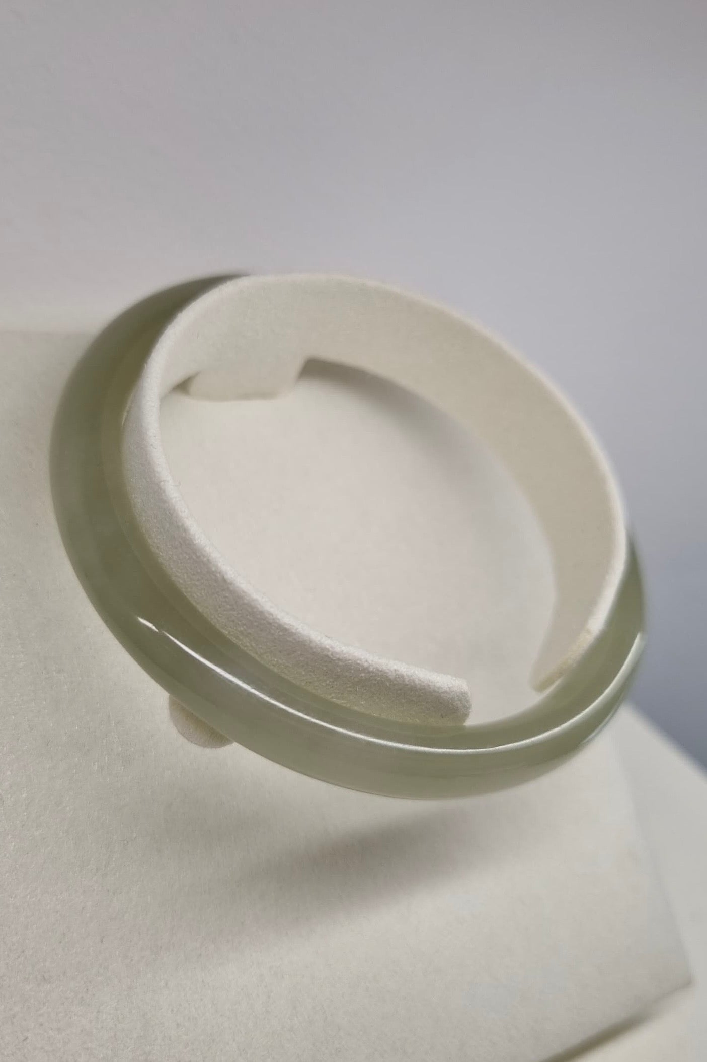 Morning Mist at Uji 57.9mm Nephrite Bangle 宇治晨雾 (Preview)