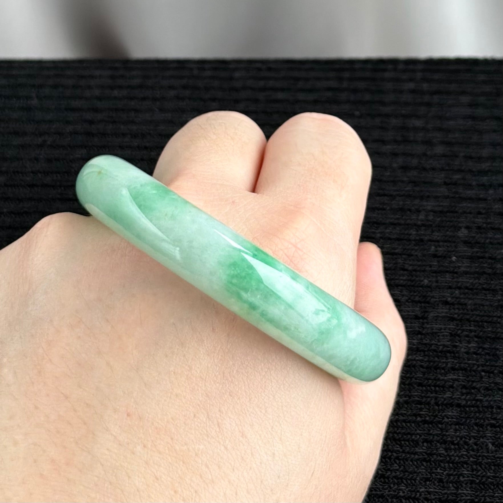 Green Hills Beyond Jadeite Bangle 54.4mm 远翠叠岫