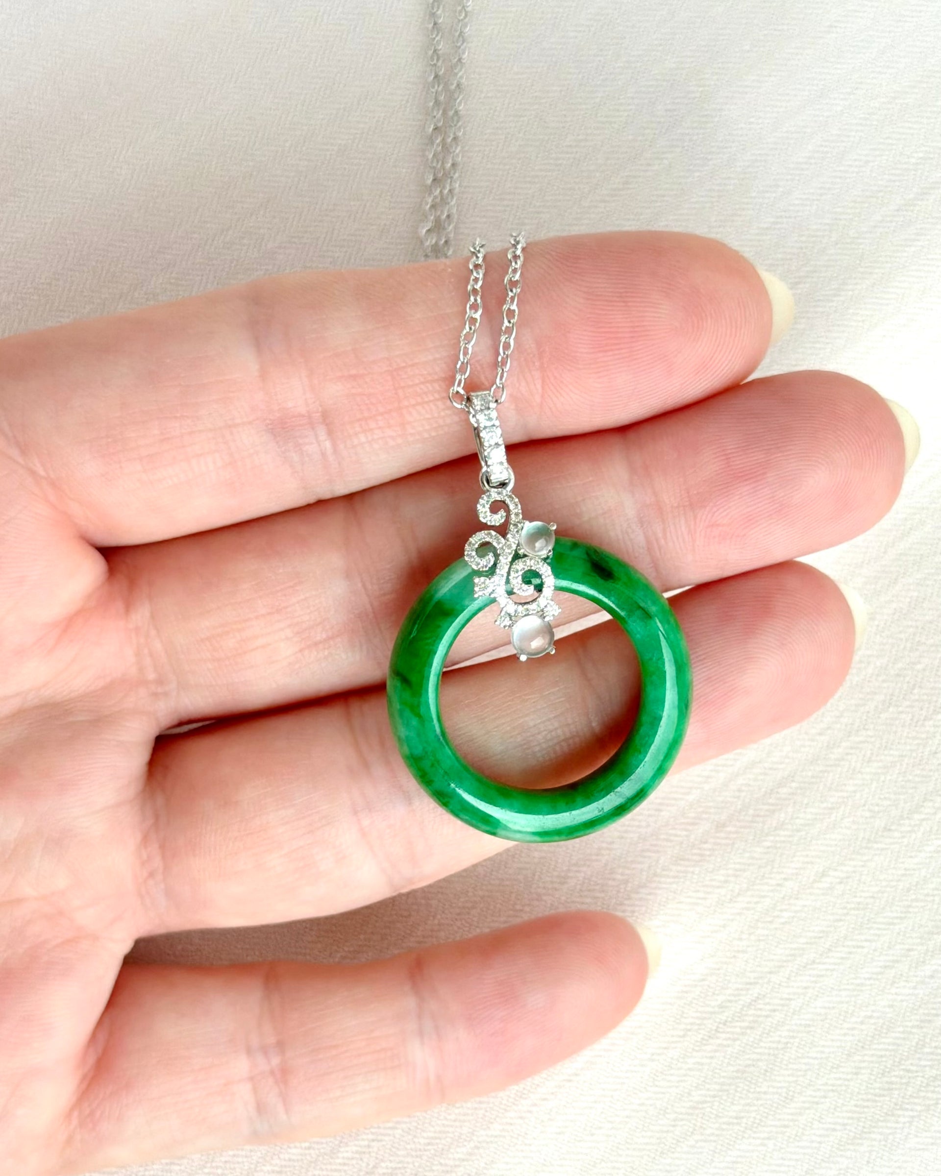 Emerald Halo Jade Pendant 翠环祥云 (Preview)