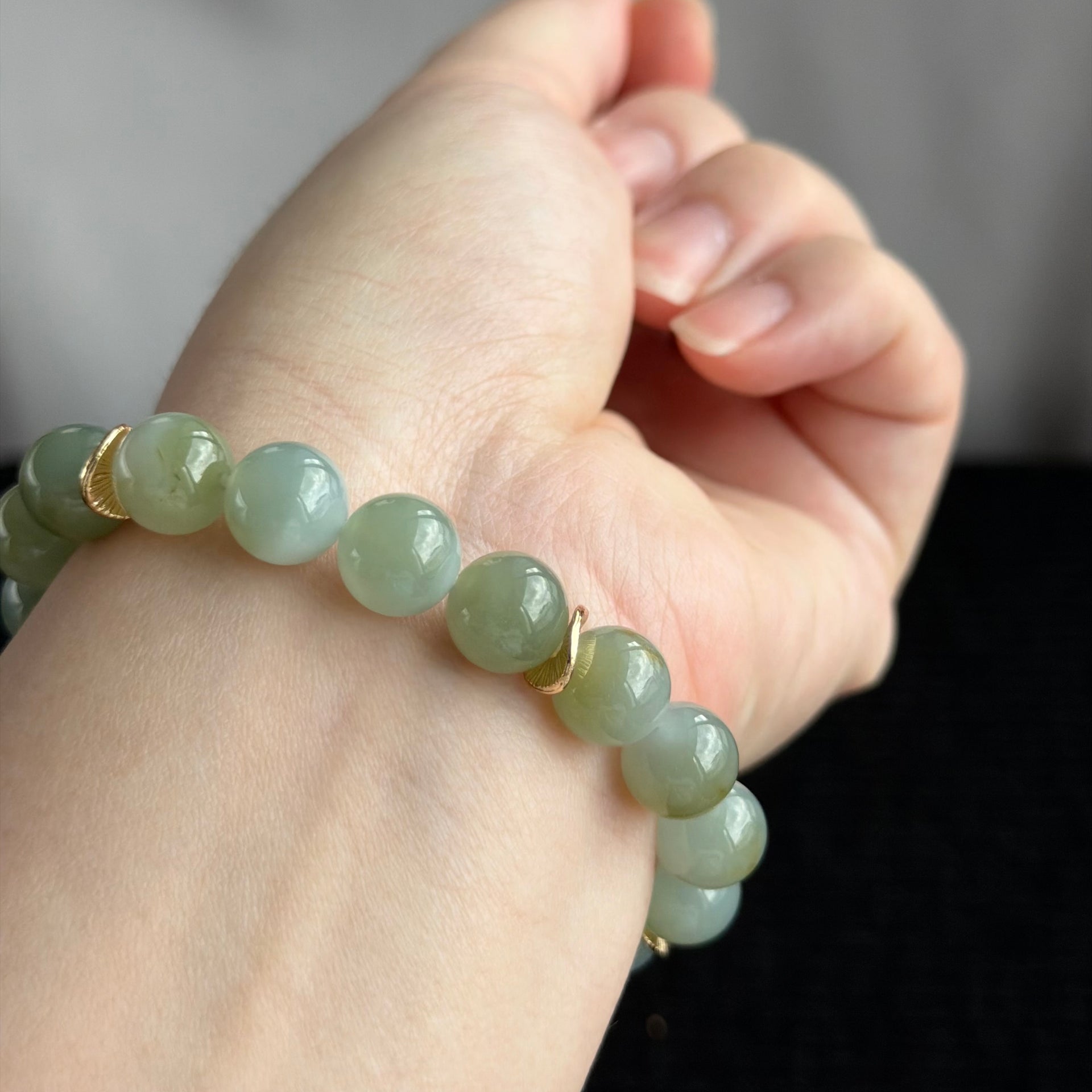Golden Tea in Celadon 10mm Jade Bracelet 金茶青瓷