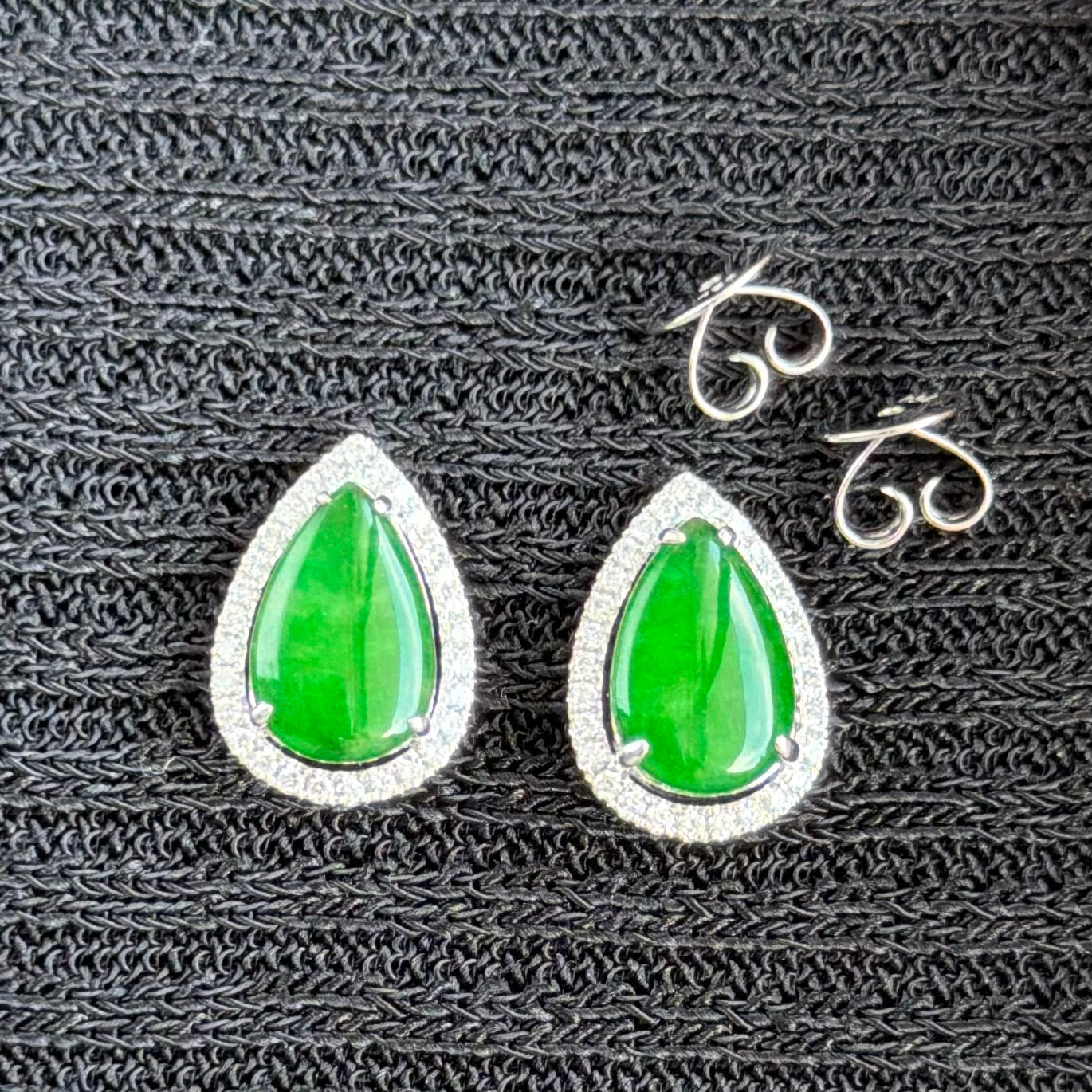 The Morning Dew Jadeite Earrings 露沁春枝