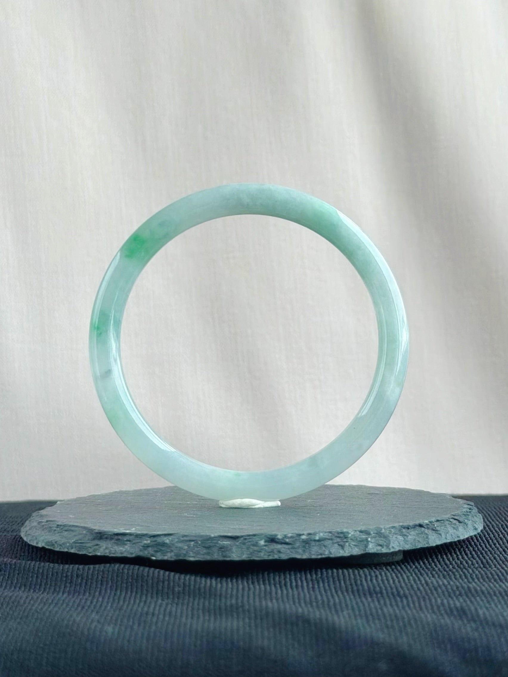 The Emerald Ribbon 56.6mm Jadeite Bangle 翠色流缎 (Preview)