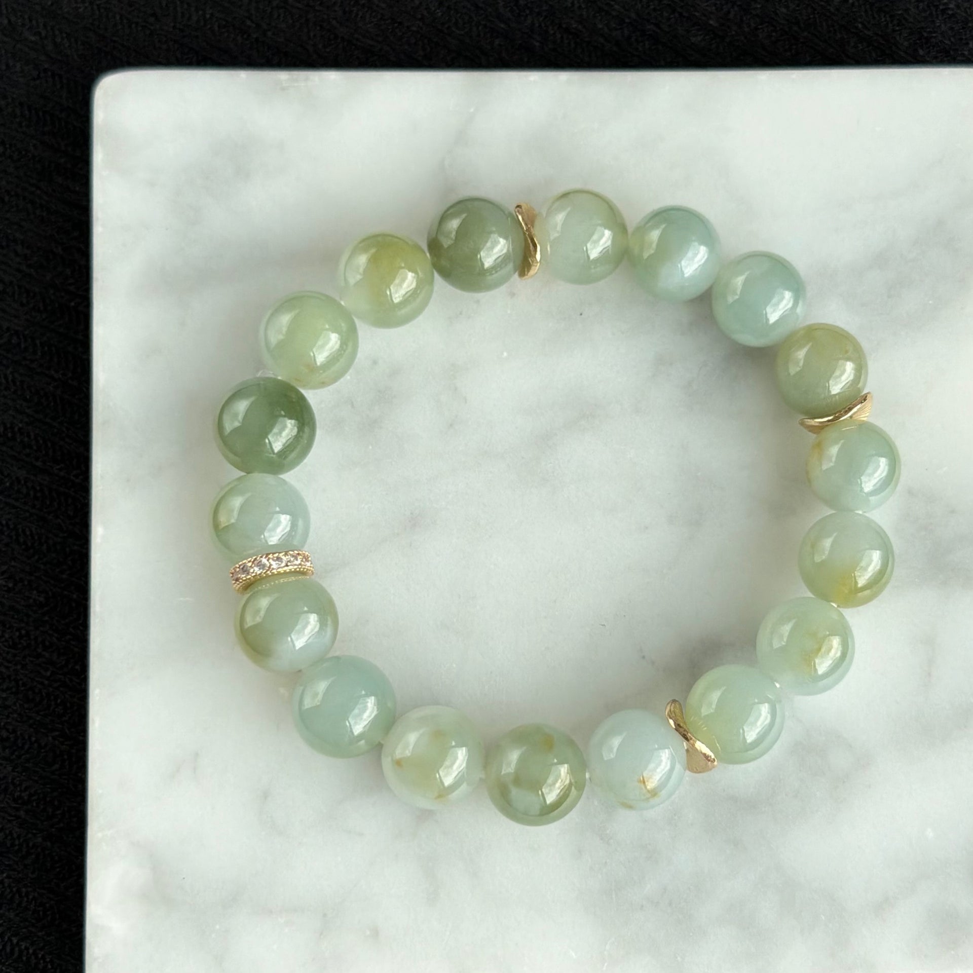 Golden Tea in Celadon 10mm Jade Bracelet 金茶青瓷