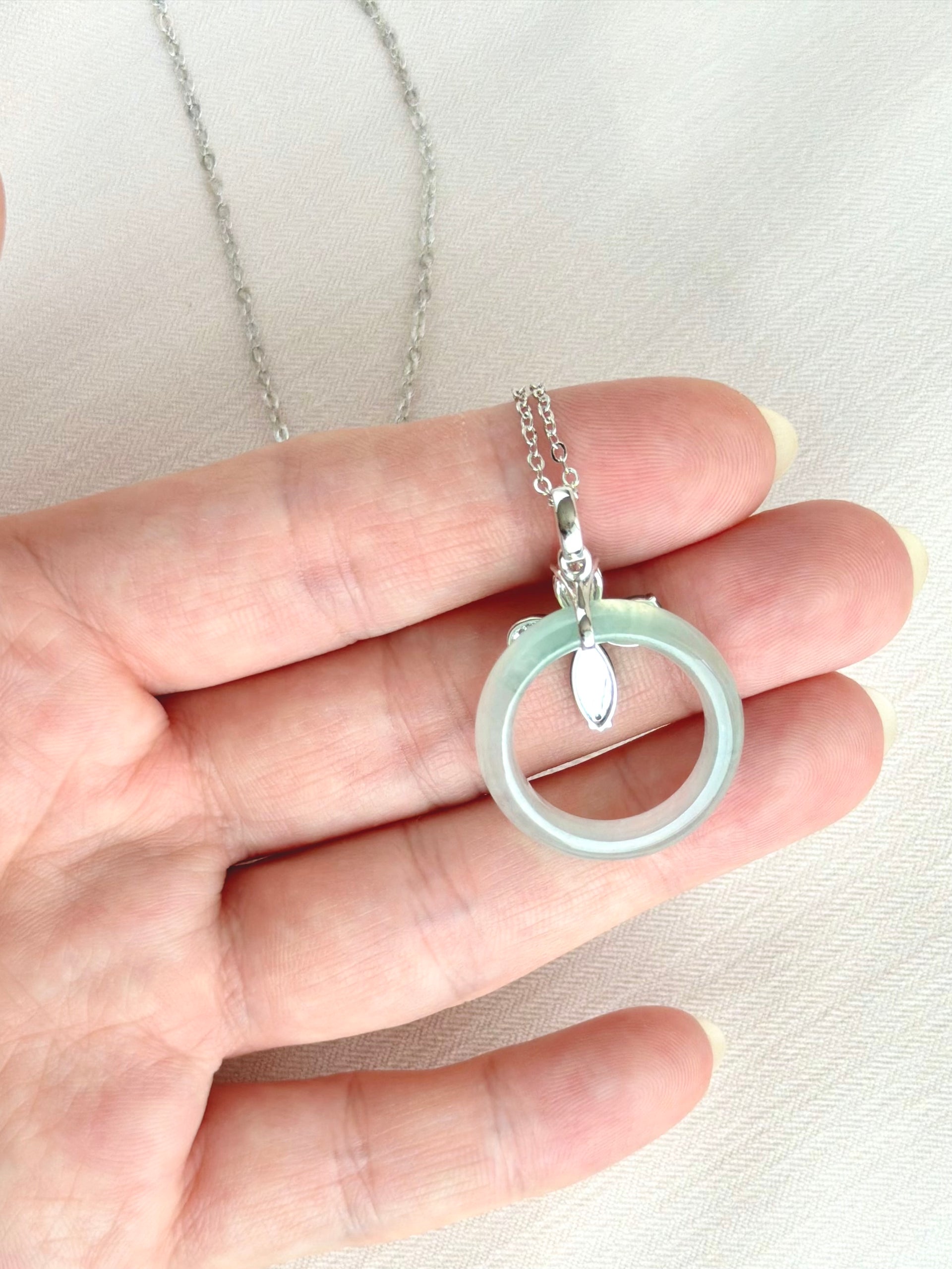 Clover's Embrace Jade Pendant 三叶环抱 (Preview)
