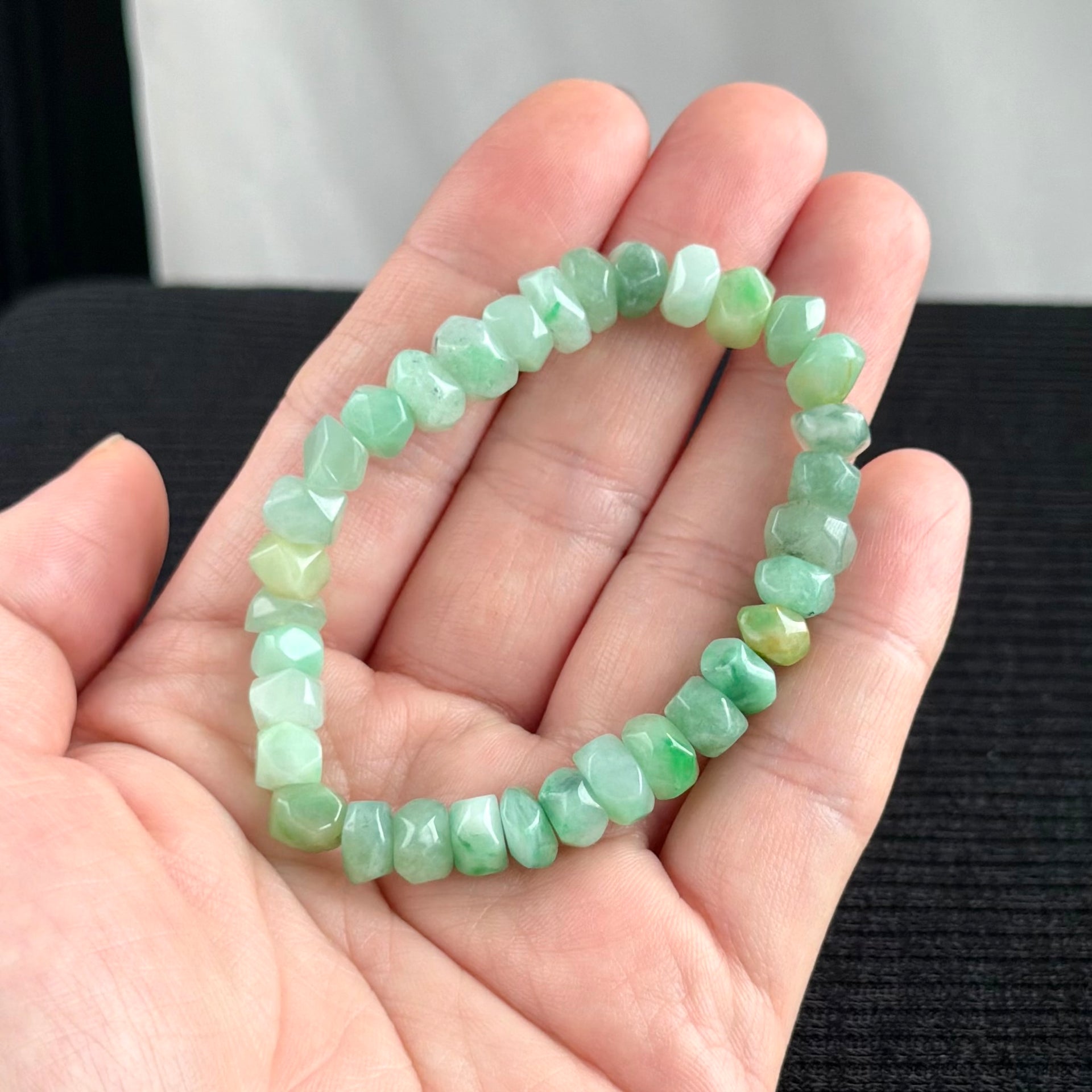 Pavilion Facets Diamond-Cut Jadeite Bracelet 玉亭菱采
