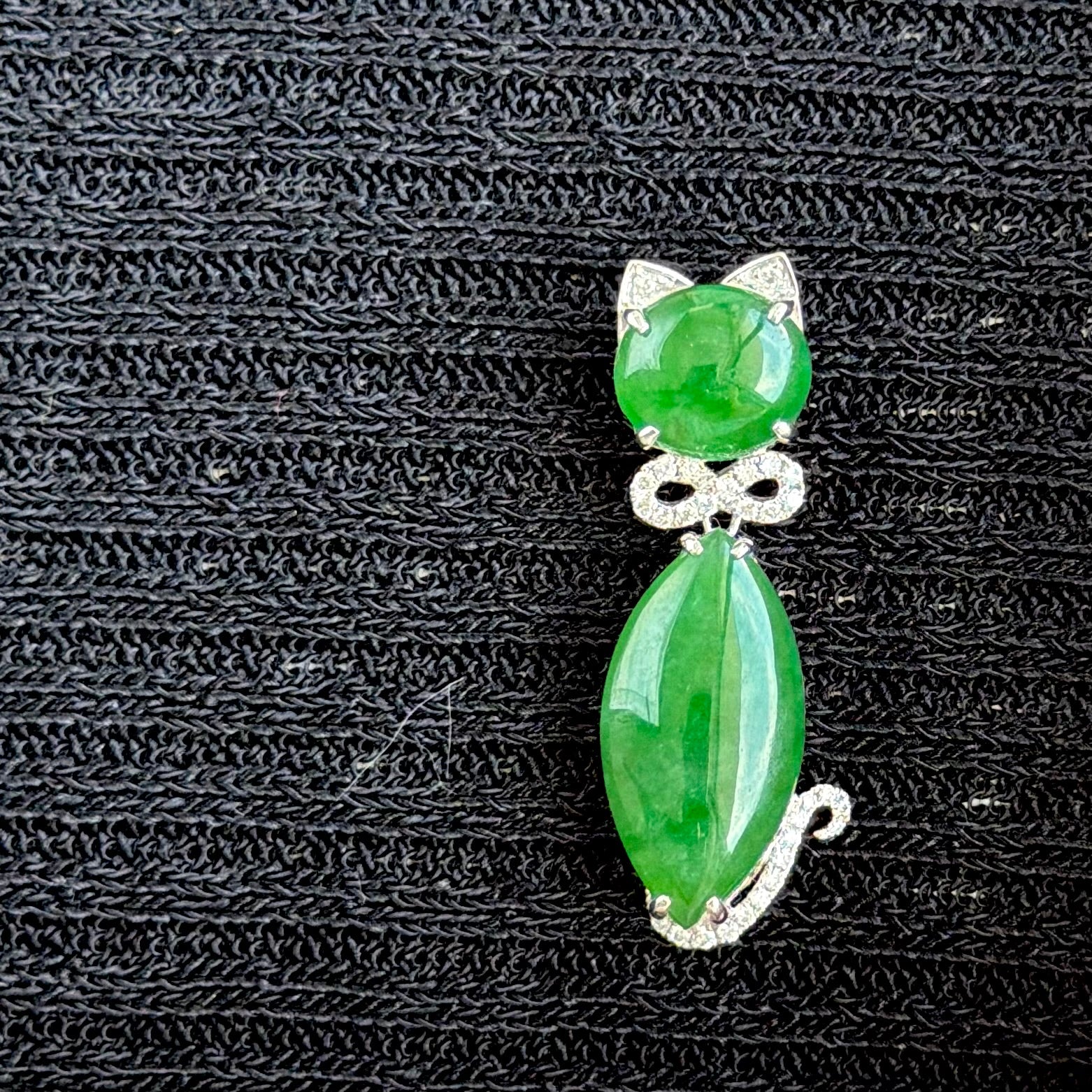 The Sovereign Feline Jadeite Pendant 灵猫衔翠