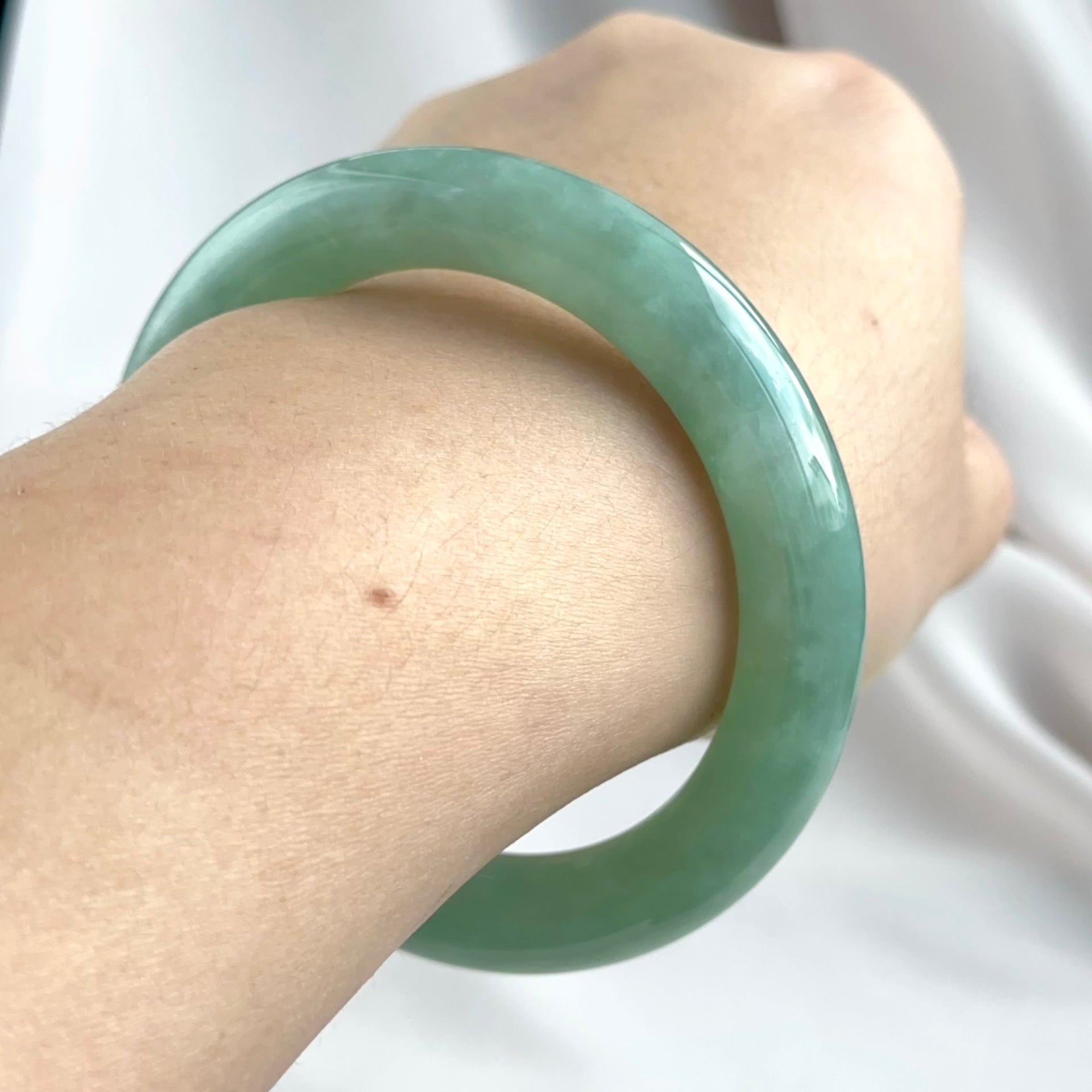 翠羽光吟 Whisper of Jade Feathers Rounded Jadeite Bangle 55.6mm