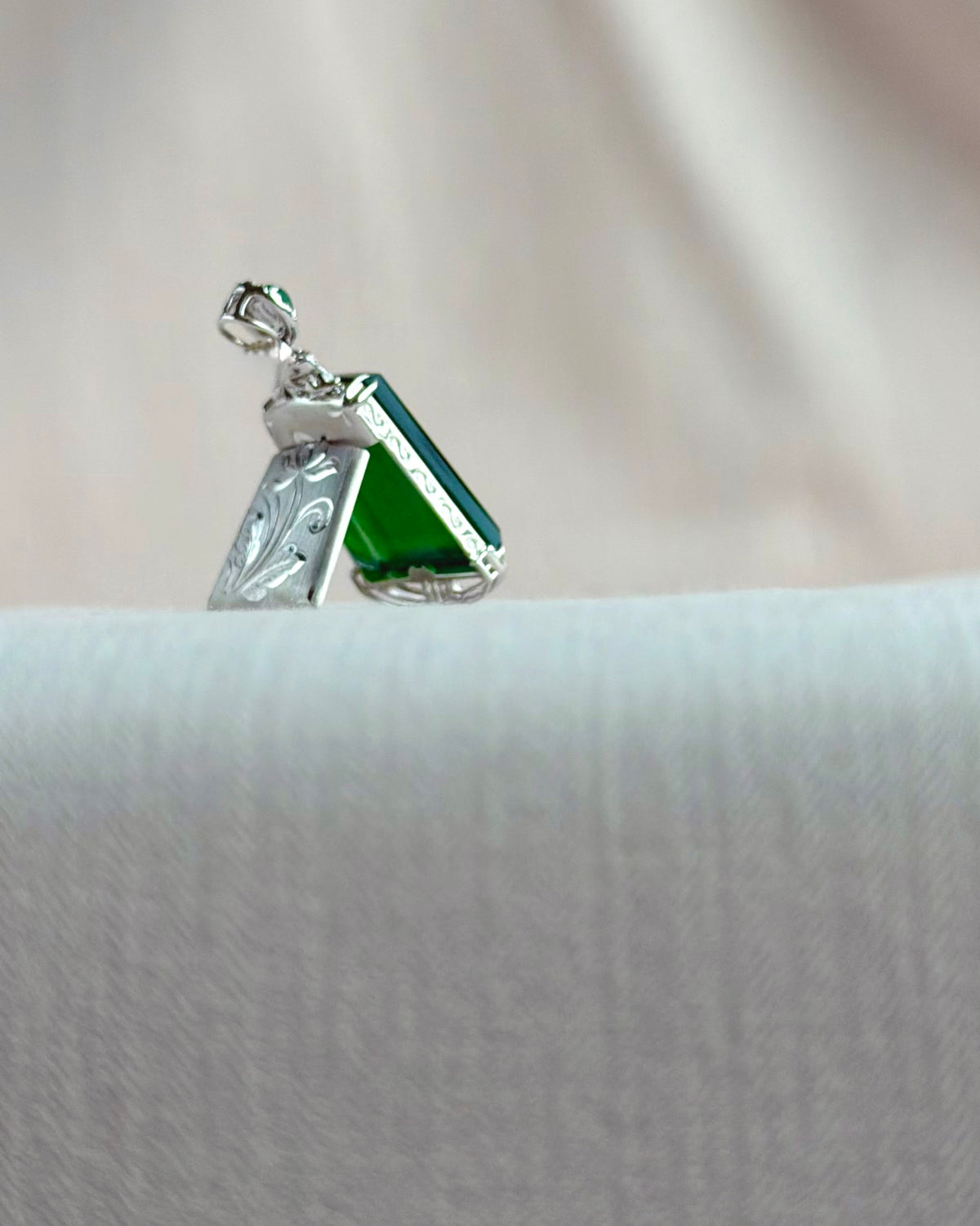 Empress's Emerald Jade Pendant 凤仪华彩 (Preview)