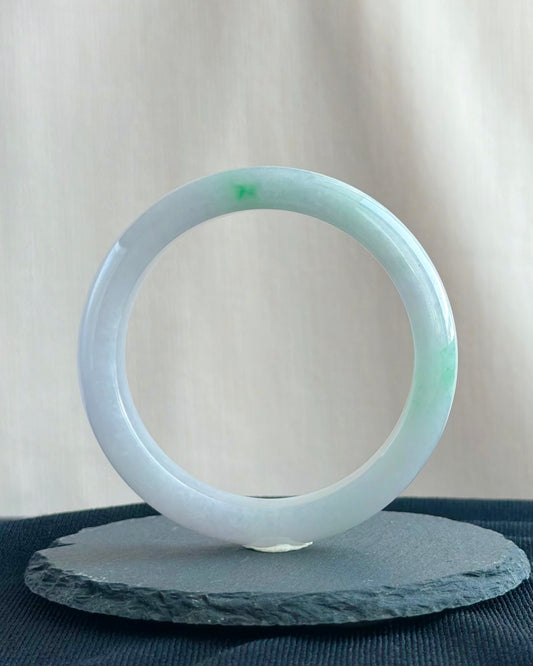 Wisteria in the Spring Rain 57.6mm Jadeite Bangle 春雨紫藤