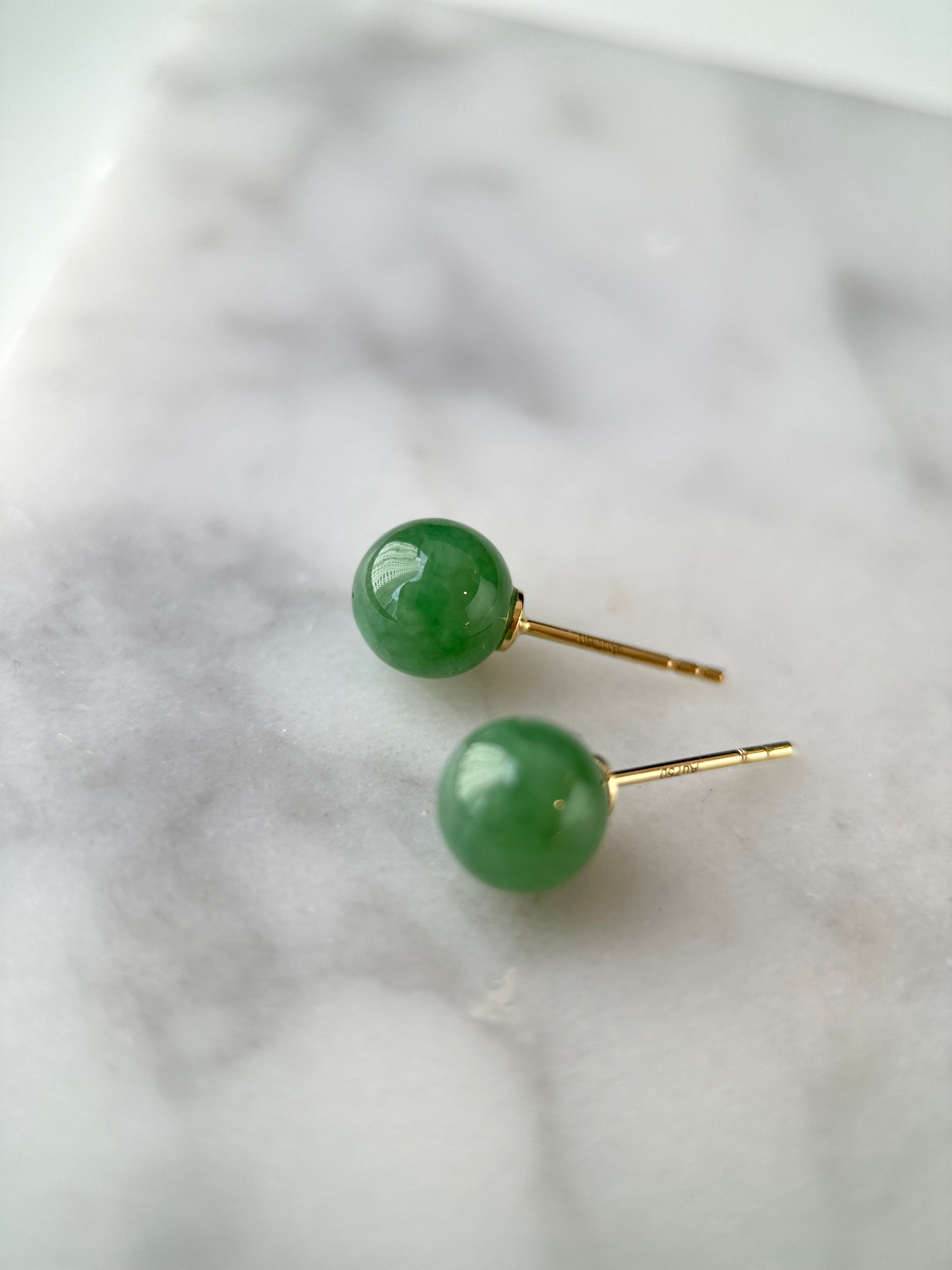 121189 Intense Green Jade Stud Earring with 18K Yellow Gold