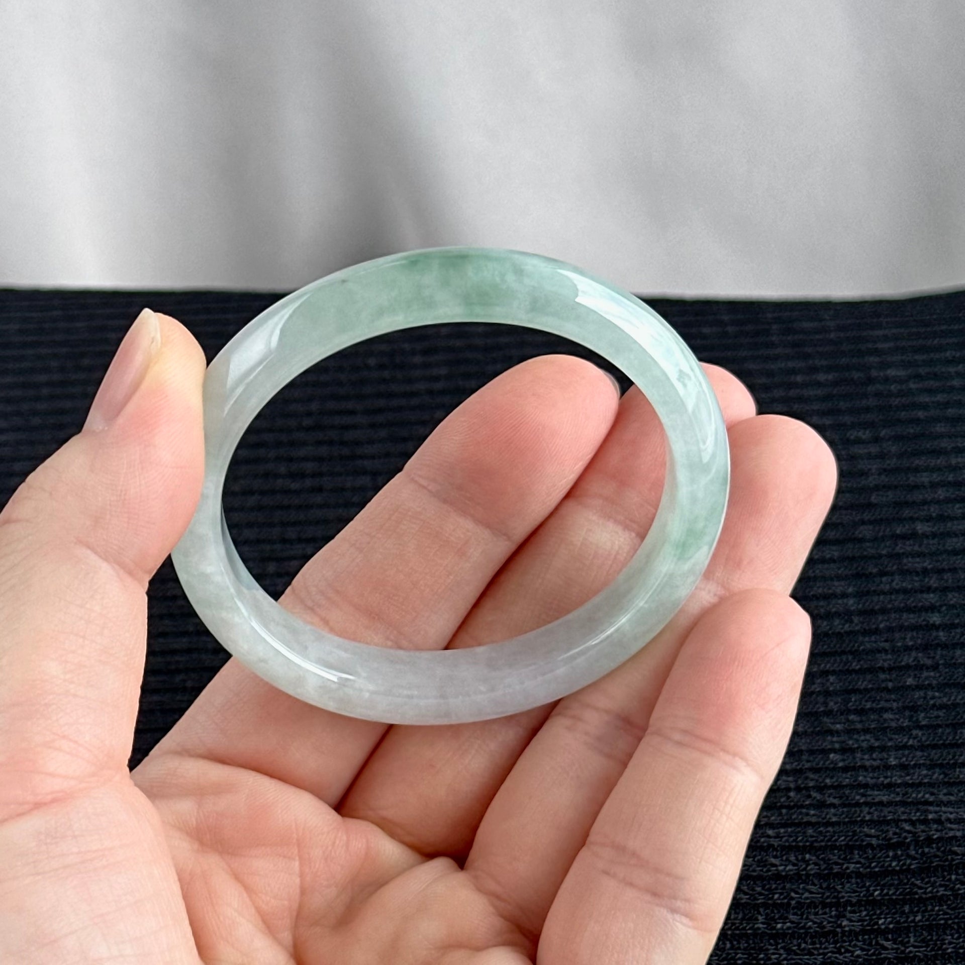 Blooming Breeze Oval Jadeite Bangle 51.9mm 翠绽清风