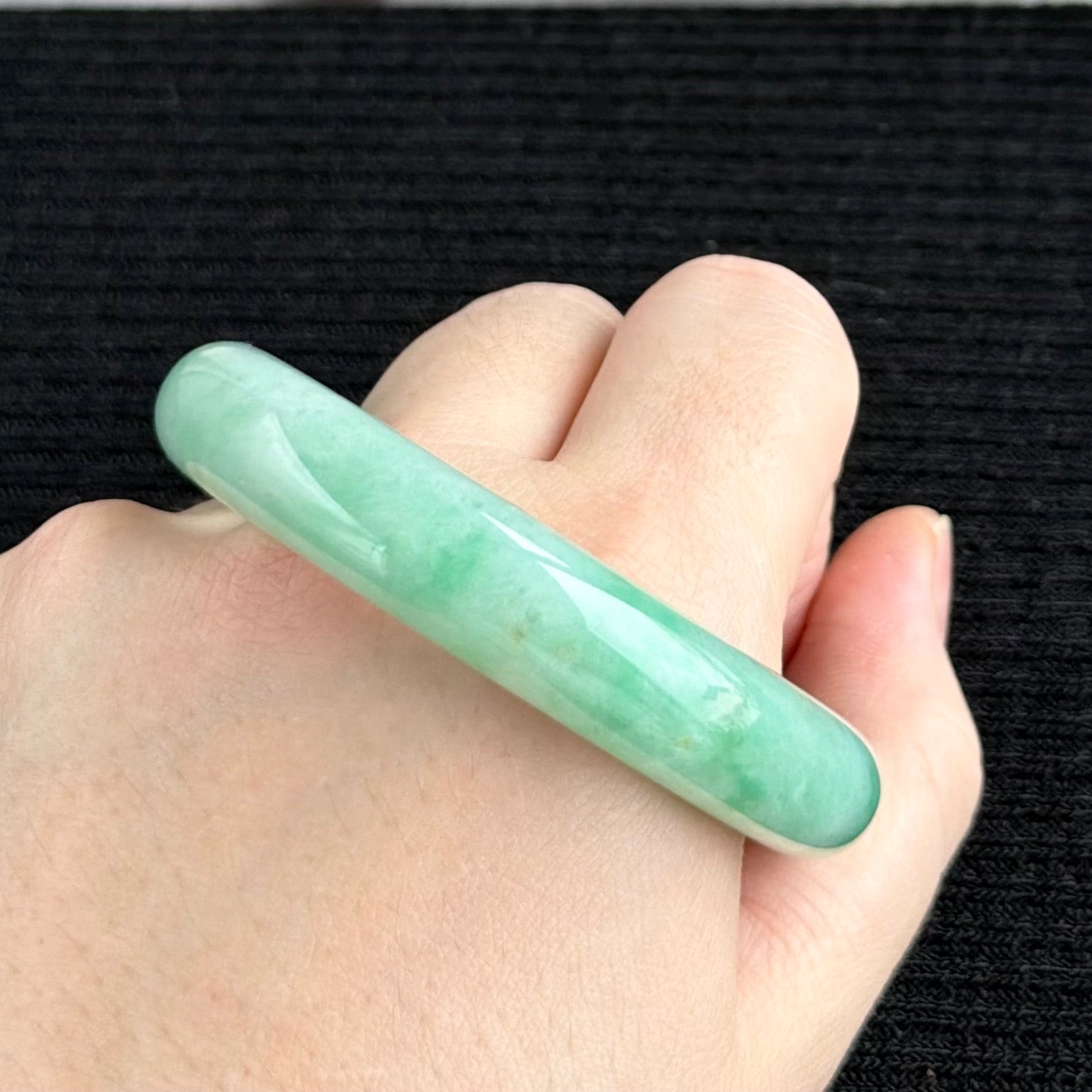 Green Hills Beyond Jadeite Bangle 54.4mm 远翠叠岫