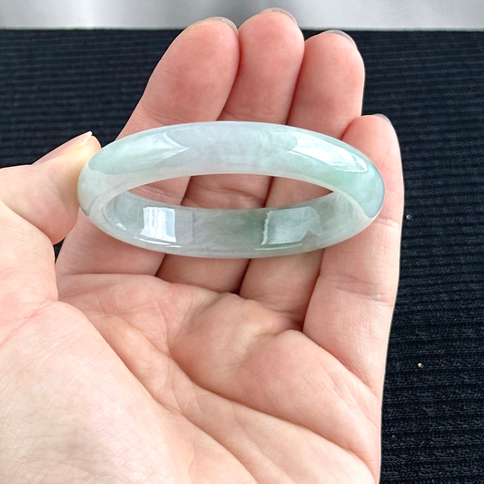 Blooming Breeze Oval Jadeite Bangle 51.9mm 翠绽清风