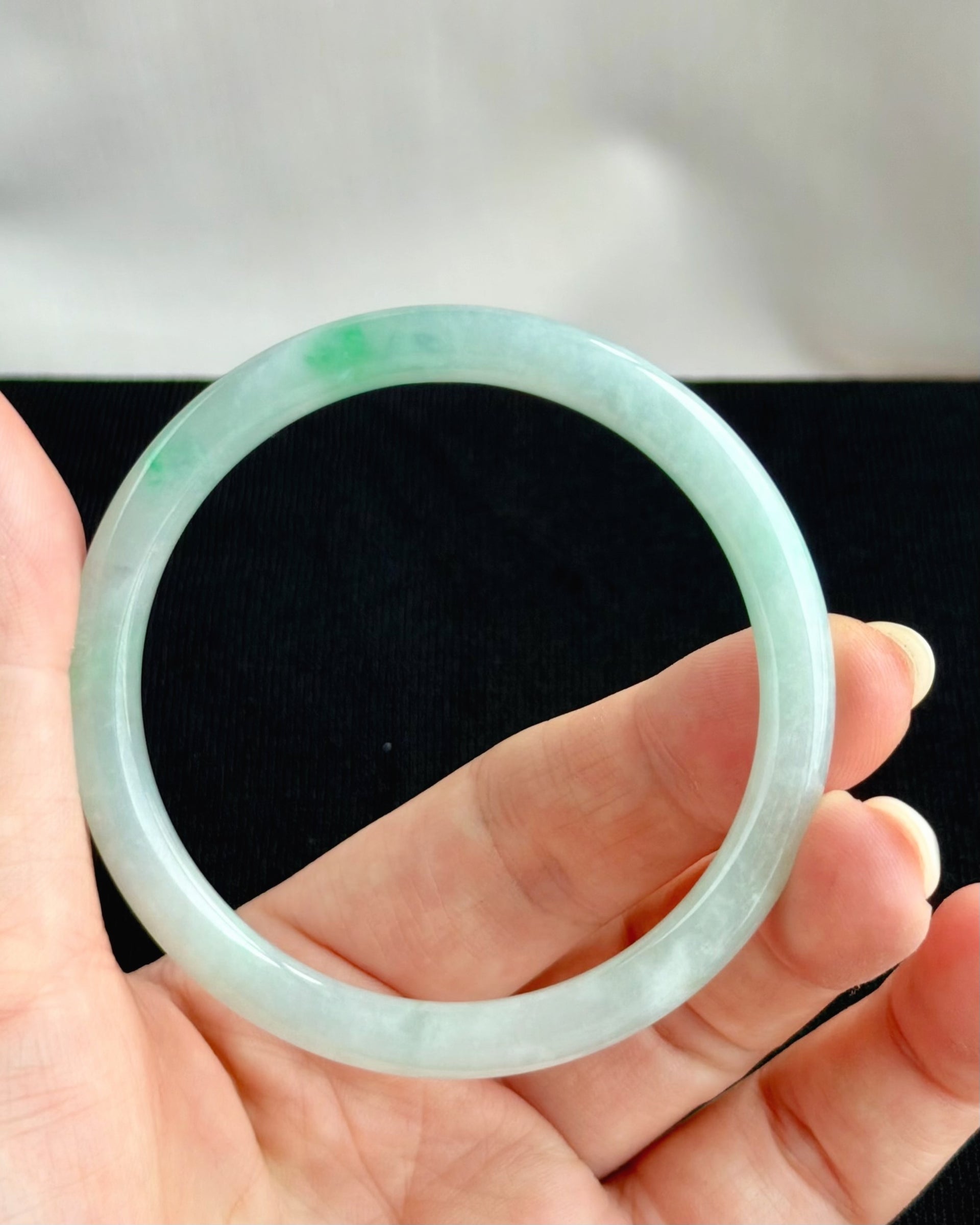 The Emerald Ribbon 56.6mm Jadeite Bangle 翠色流缎 (Preview)