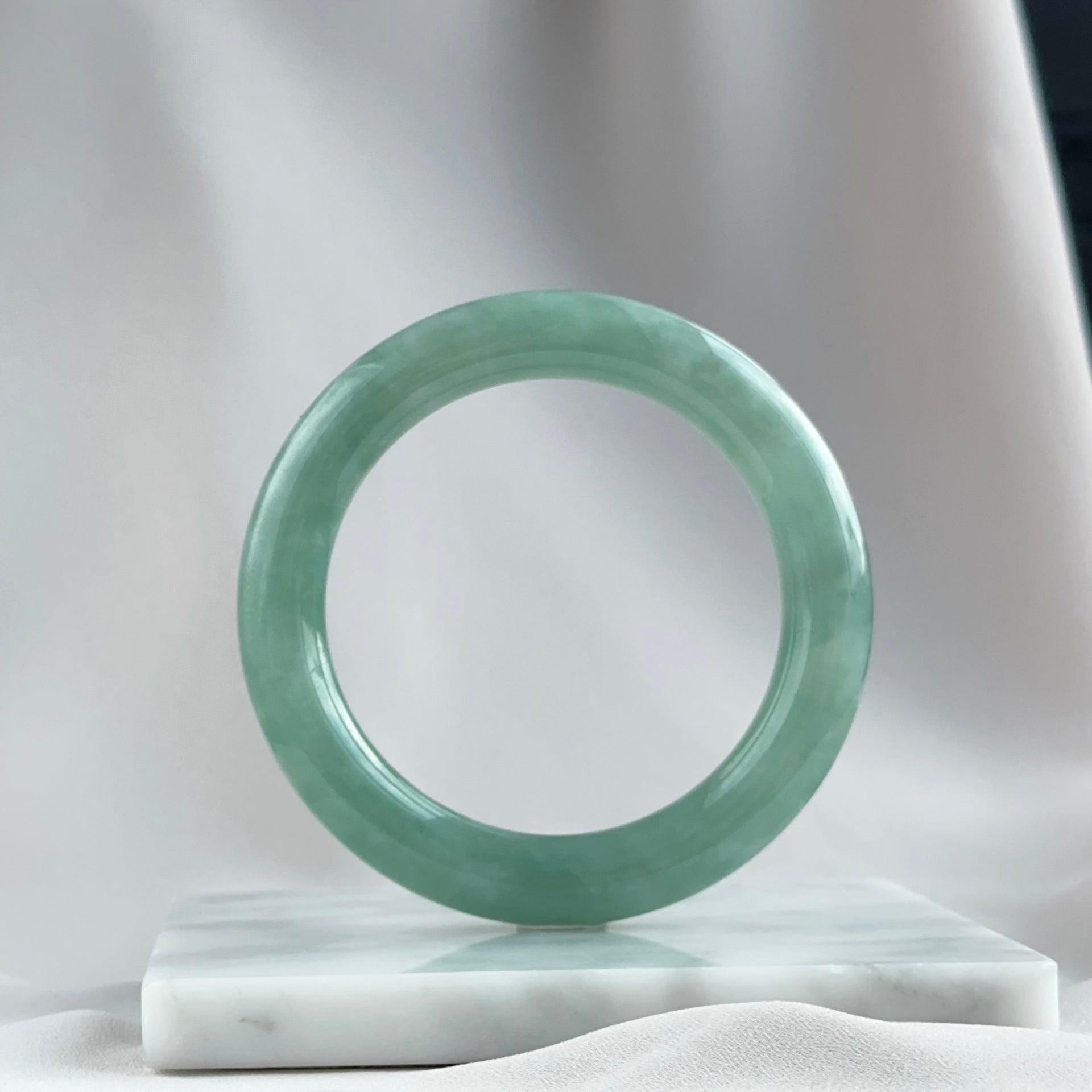 翠羽光吟 Whisper of Jade Feathers Rounded Jadeite Bangle 55.6mm