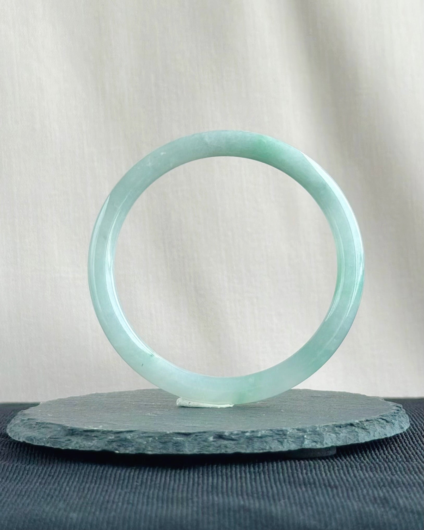 The Emerald Ribbon 56.6mm Jadeite Bangle 翠色流缎 (Preview)