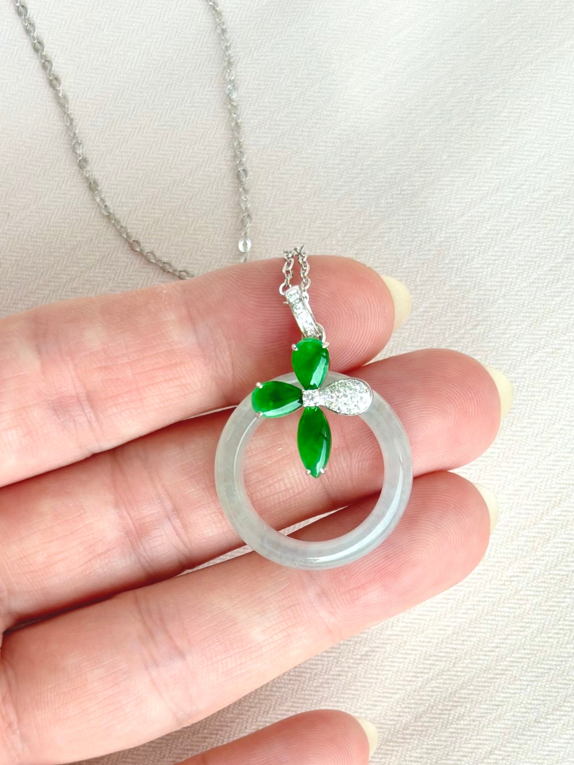 Clover's Embrace Jade Pendant 三叶环抱 (Preview)
