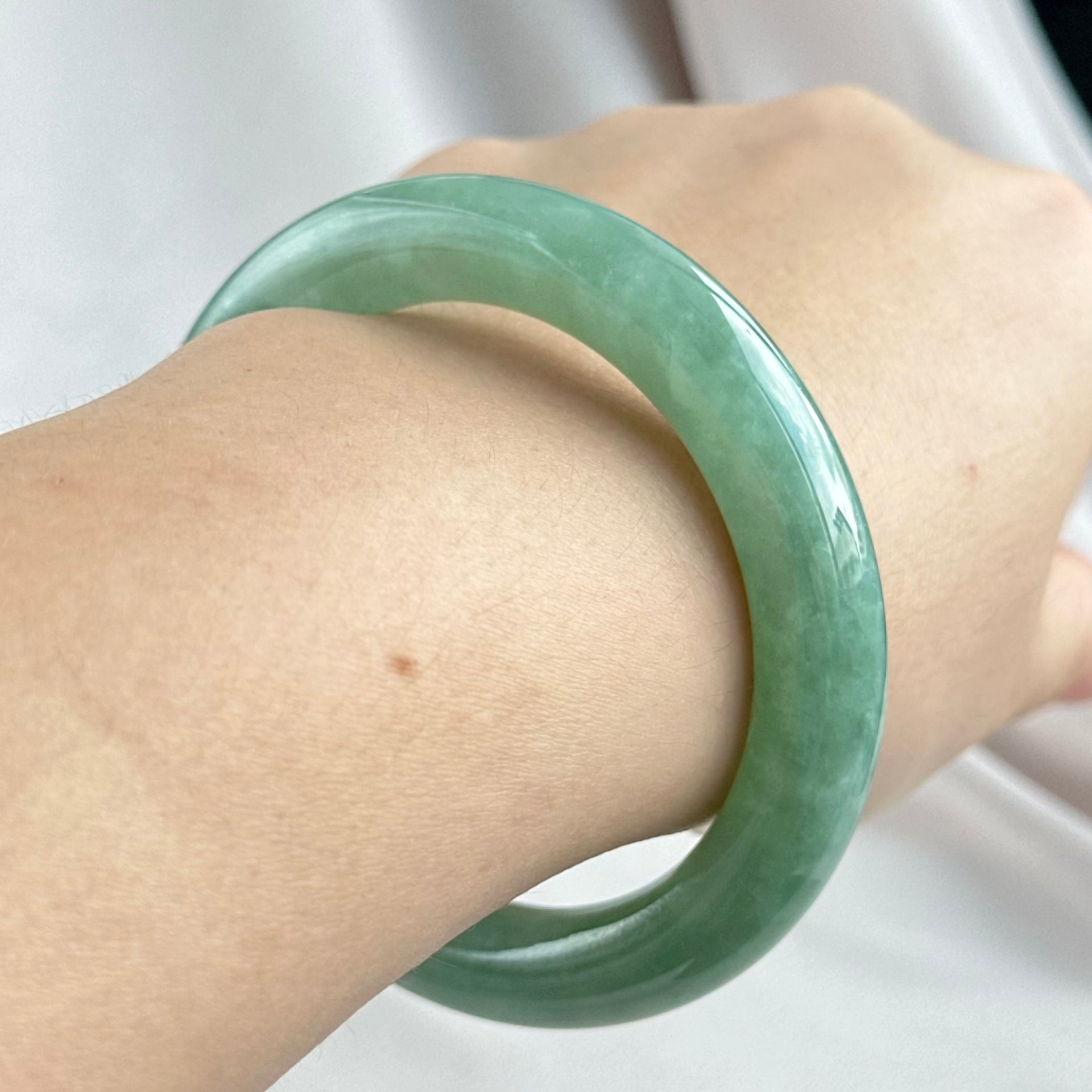 翠羽光吟 Whisper of Jade Feathers Rounded Jadeite Bangle 55.6mm