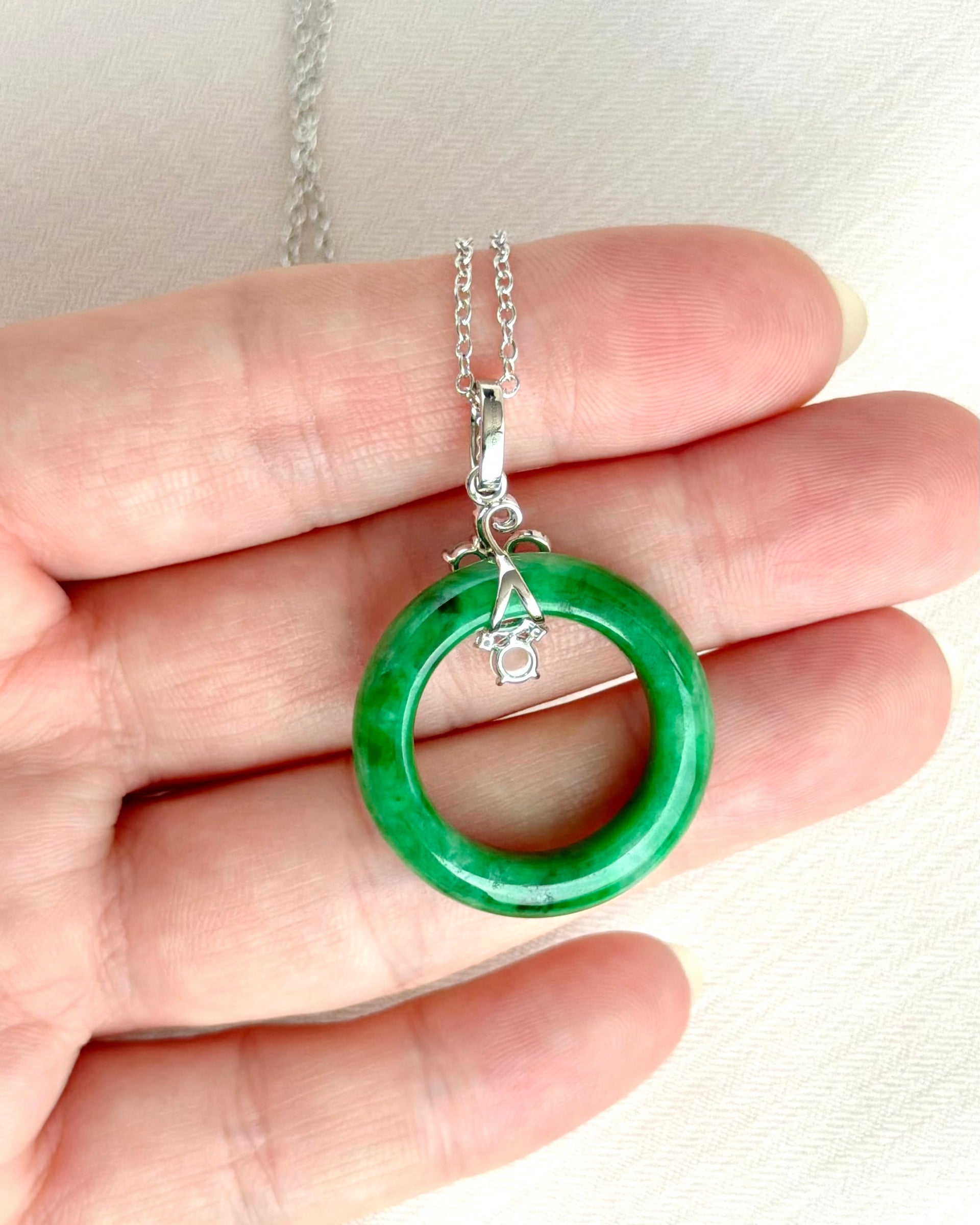 Emerald Halo Jade Pendant 翠环祥云 (Preview)
