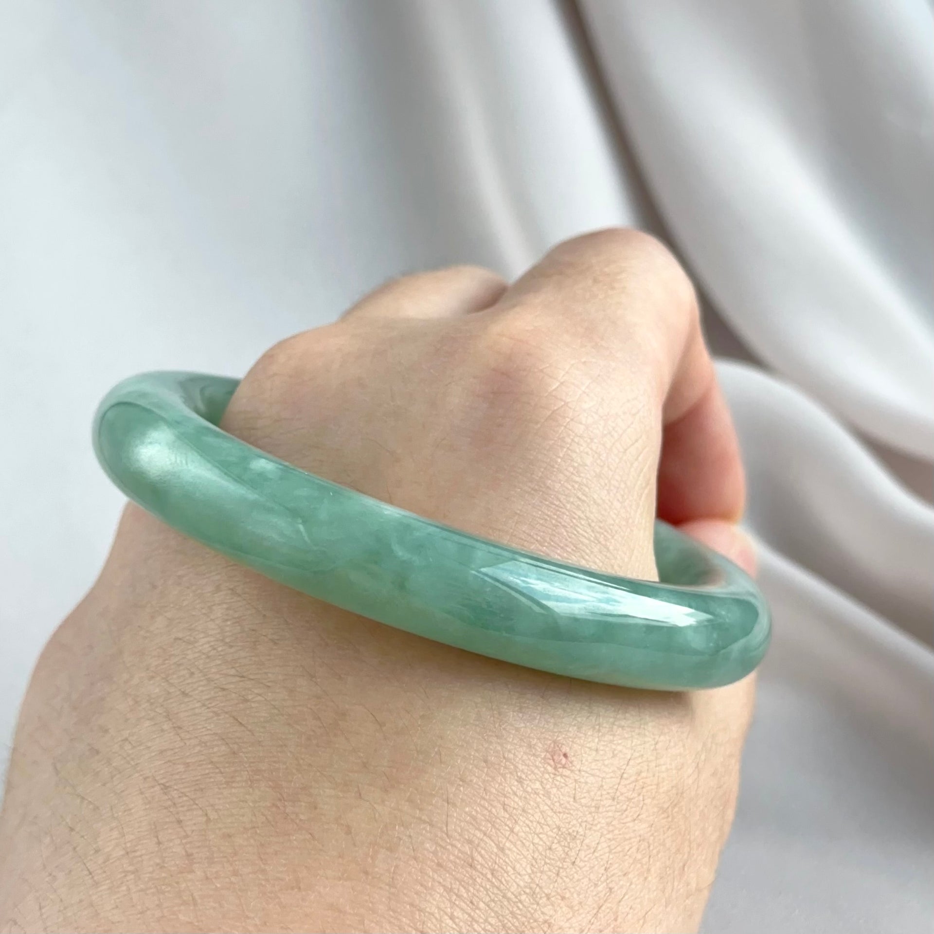翠羽光吟 Whisper of Jade Feathers Rounded Jadeite Bangle 55.6mm