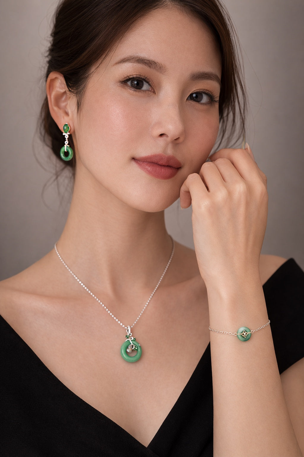 Radiance at the Moon-gate Jadeite Pendant 翠环抱月