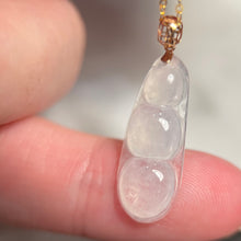 Load image into Gallery viewer, 11188 18K Yellow Gold Highly Translucent Icy Colourless Bean Jadeite Pendant
