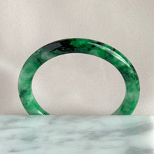 Load image into Gallery viewer, 102653 53.2mm Intense Green Oval Jadeite Bangle
