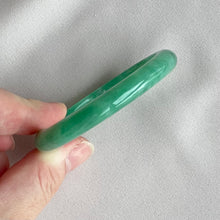 Load image into Gallery viewer, 111853 53.8mm Oval Full Bright Green Jadeite Bangle
