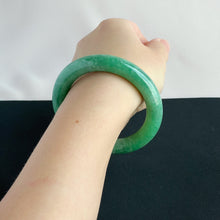 Load image into Gallery viewer, 41857 57.0mm Full Intense Bright Green Rounded Jadeite Bangle
