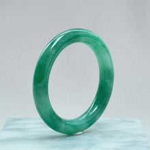 Load image into Gallery viewer, 111352 52.0mm Full Bright Green Rounded Jadeite Bangle
