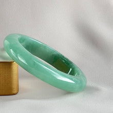 Load image into Gallery viewer, 10455 55.0mm Full Bright Green Jadeite Bangle
