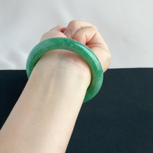 Load image into Gallery viewer, 41857 57.0mm Full Intense Bright Green Rounded Jadeite Bangle
