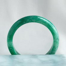 Load image into Gallery viewer, 21758 57.6mm Full Bright Green Jadeite Bangle
