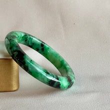 Load image into Gallery viewer, 102653 53.2mm Intense Green Oval Jadeite Bangle
