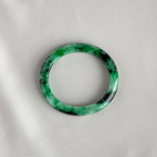 Load image into Gallery viewer, 102653 53.2mm Intense Green Oval Jadeite Bangle
