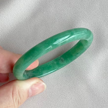 Load image into Gallery viewer, 111853 53.8mm Oval Full Bright Green Jadeite Bangle
