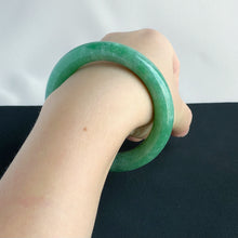 Load image into Gallery viewer, 41857 57.0mm Full Intense Bright Green Rounded Jadeite Bangle
