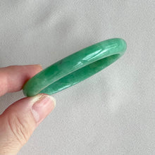 Load image into Gallery viewer, 111853 53.8mm Oval Full Bright Green Jadeite Bangle
