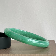 Load image into Gallery viewer, 111853 53.8mm Oval Full Bright Green Jadeite Bangle
