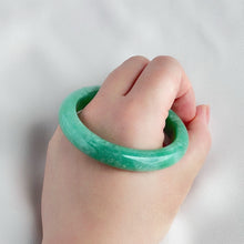 Load image into Gallery viewer, 21758 57.6mm Full Bright Green Jadeite Bangle

