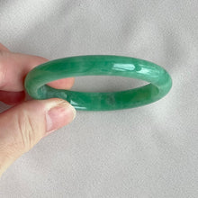 Load image into Gallery viewer, 111853 53.8mm Oval Full Bright Green Jadeite Bangle
