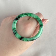 Load image into Gallery viewer, 102653 53.2mm Intense Green Oval Jadeite Bangle

