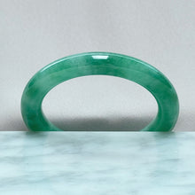 Load image into Gallery viewer, 111352 52.0mm Full Bright Green Rounded Jadeite Bangle
