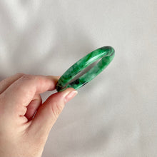 Load image into Gallery viewer, 102653 53.2mm Intense Green Oval Jadeite Bangle
