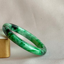 Load image into Gallery viewer, 102653 53.2mm Intense Green Oval Jadeite Bangle
